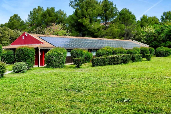 Onde Encontrar Hotéis que Utilizam Energia Solar e Práticas Ecológicas